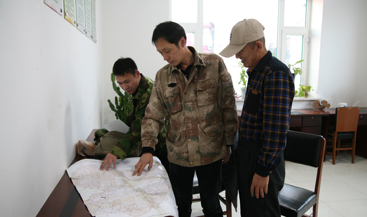 鲍洪亮跟队员们一起探讨业务知识 摄影作者：苏伟.jpg