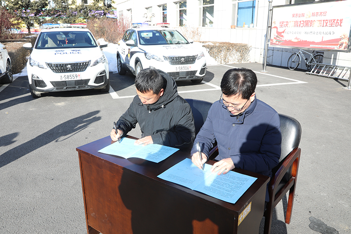 党委书记、局长胡立平与基层单位签订责任状.jpg